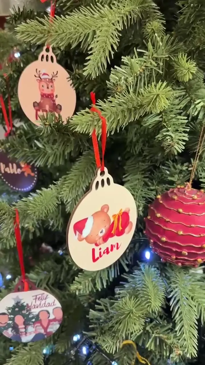 Bolas de Navidad personalizadas con nombre colgadas en el árbol