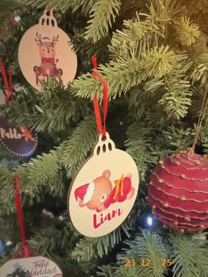 Bolas personalizadas de Liam y un reno en el árbol