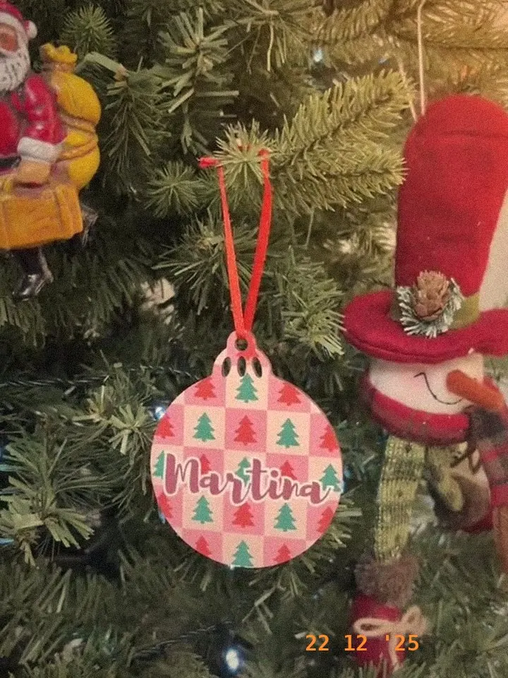 Bola personalizada «Martina» colgada en el árbol