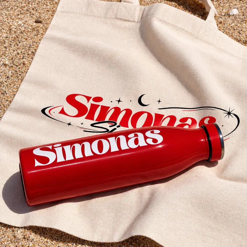 Botella y totebag con el logo de Simonas