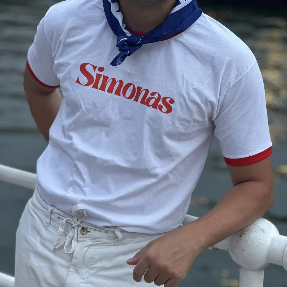 Camiseta con el logo de Simonas