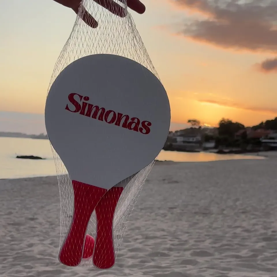 Palas de playa con el logo de Simonas
