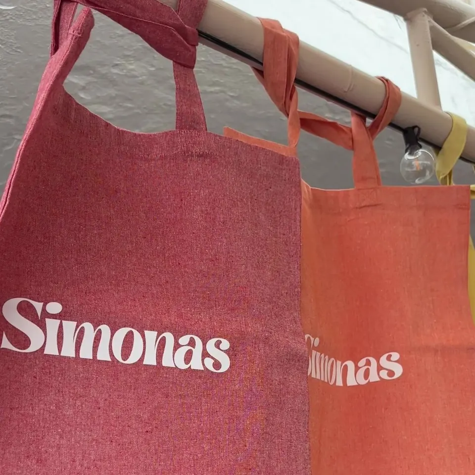 Totebags de colores con el logo de Simonas